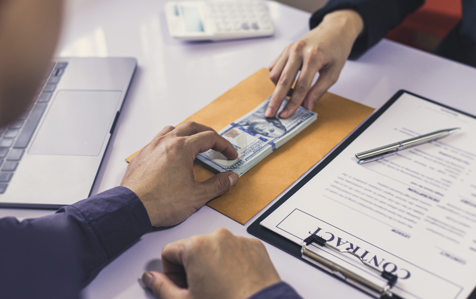 Hombre con vista de ángulo alto usando una mesa portátil