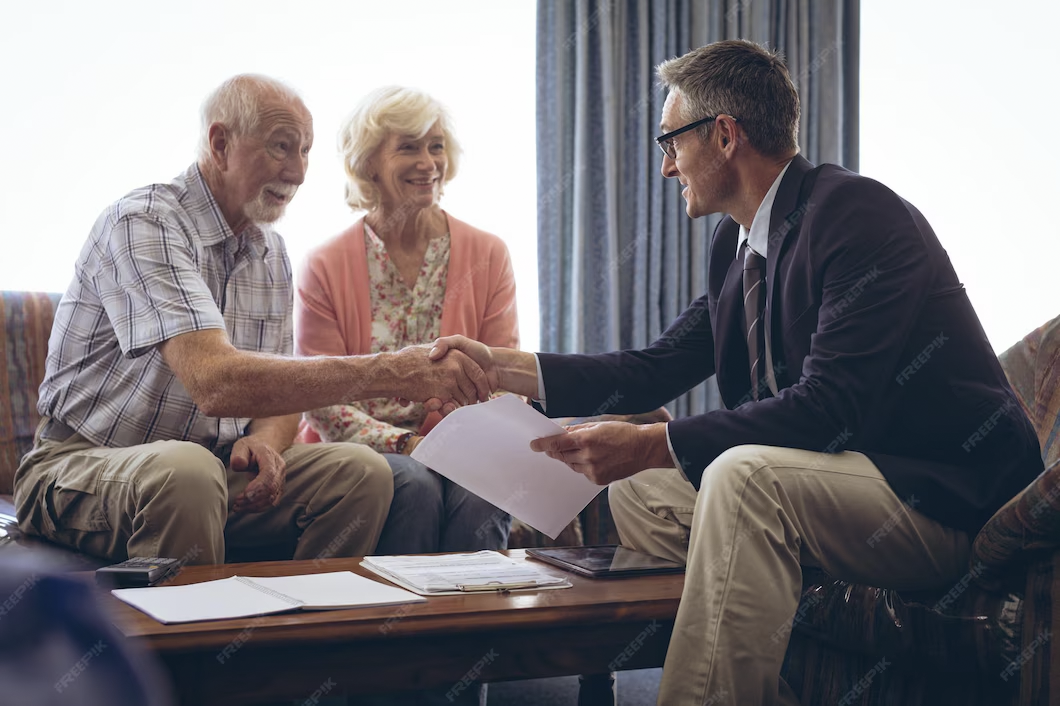 Abogadomasculino interactuando con una pareja de ancianos en una residencia